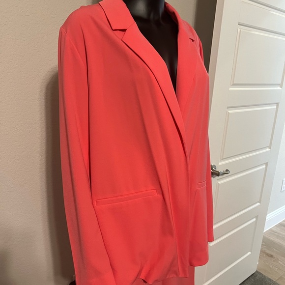 Chic Women's Coral Blazer and Pantsuit - Picture 4 of 4